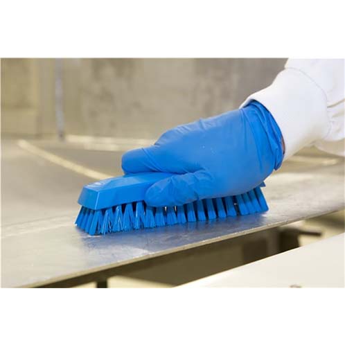 Friegue y limpie con facilidad las superficies destinadas a la preparación de alimentos, tablas de corte y contenedores con este pequeño cepillo de mano polivalente.