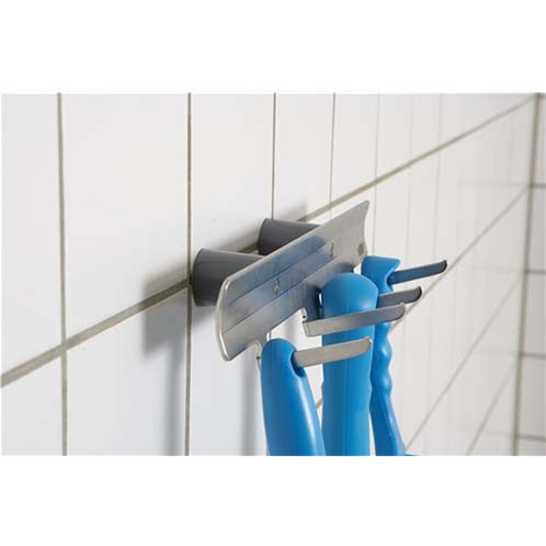 Colgador de acero inoxidable para almacenar sus utensilios de limpieza. Tiene un diseño que garantiza la distancia suficiente entre la pared y el soporte para facilitar su limpieza.